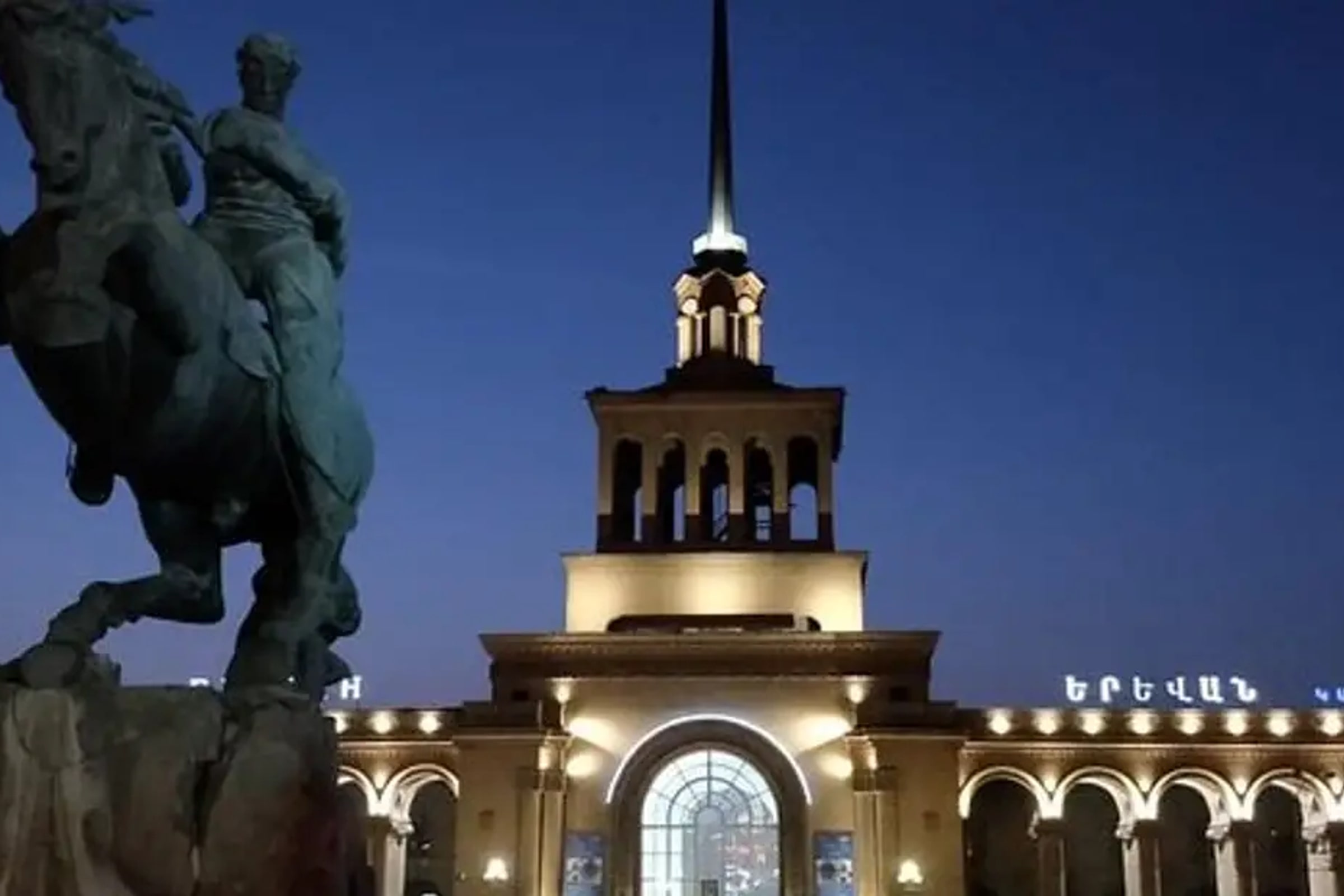 Evening walking tour in Yerevan